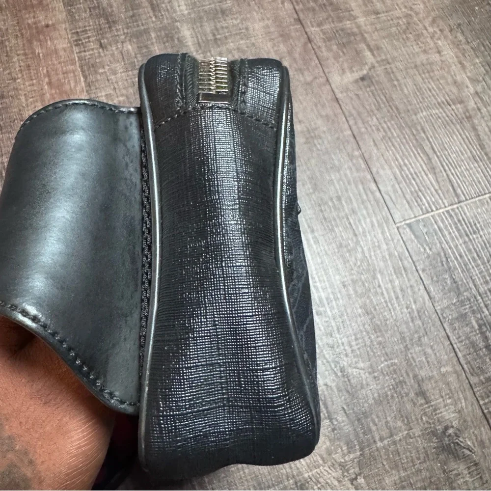 Gucci GG Supreme body bag in black with a red and blue web strap - Picture 15 of 16